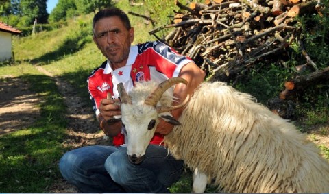 Nedjo Ćalov i ovan sa 4 roga