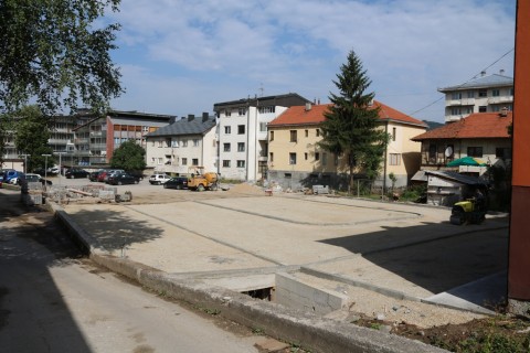 Parking iza ekspresa