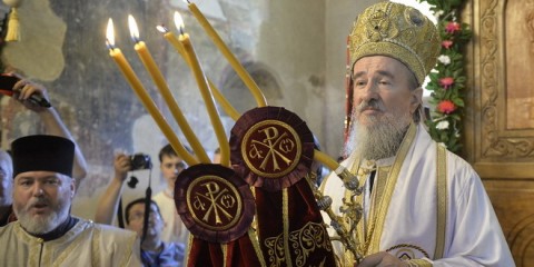 Prijepolje, 6. avgusta 2017.- Episkop milesevski Atanasije (D) tokom ceremonije ustolicenja u manastiru Mileseva. Patrijarh Srpske pravoslavne crkve (SPC) Irinej sa vise arhijereja sluzio je danas svetu arhijerejsku liturgiju u manastiru Mileseva. Novoizabrani vladika milesevski gospodin Atanasije (Rakita) ustolicen je na tron milesevskih episkopa u manastiru Mileseva.FOTO TANJUG/ RADE PRELIC/ nr