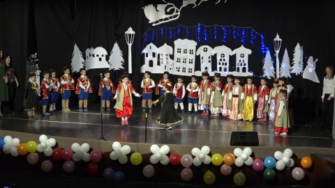 Novogodisnja priredba 28.12 Ana.00_00_52_13.Still004