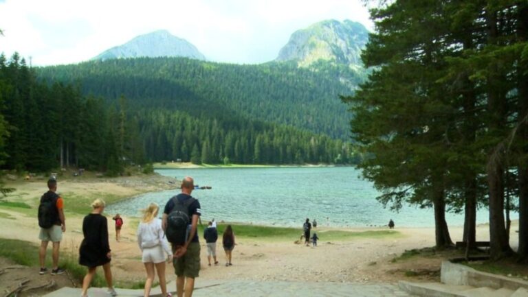 Turisti na Crnom jezeru na Žabljaku