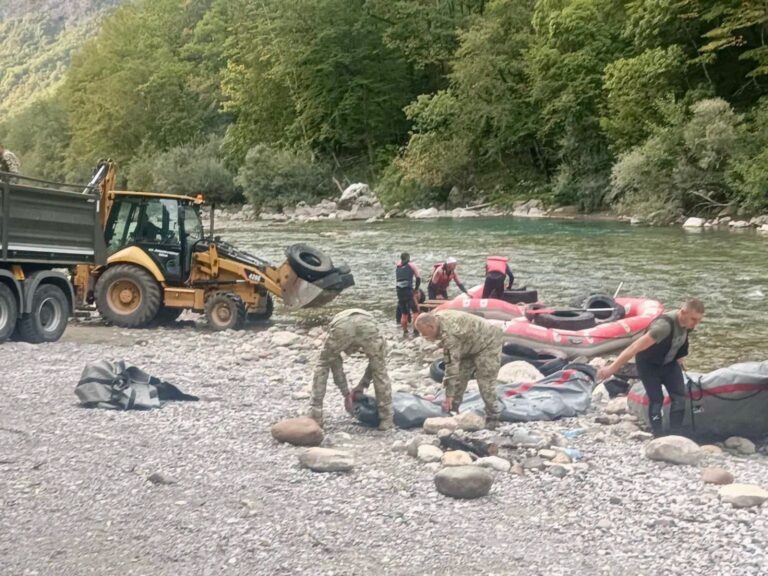 Učesnici akcije uklanjaju otpadne gume na obali Tare