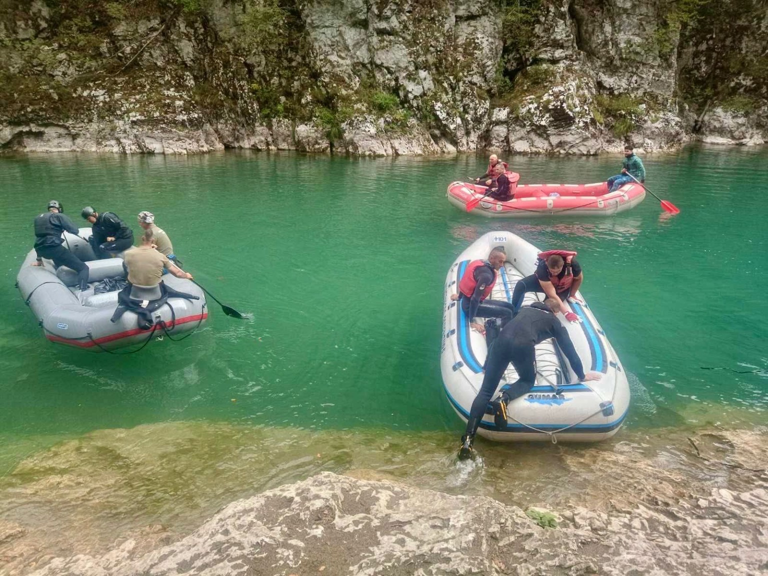 Učesnici akcije čišćenja Tare u rafting čamcima