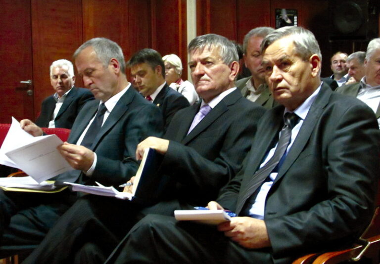 Odbornici čekaju osam zarada