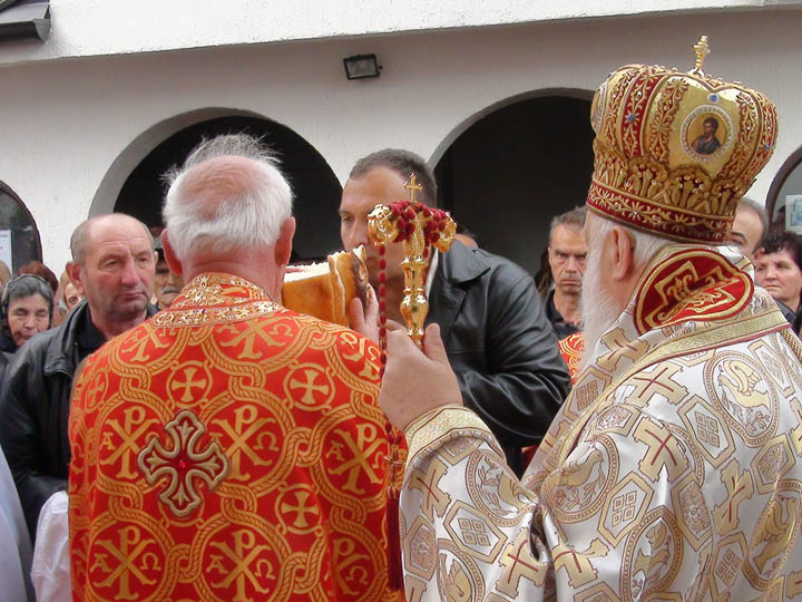 Sveštenici neće smjeti da traže dodatni novac za vjenčanja, krštenja, osveštanja vodice, sahrane