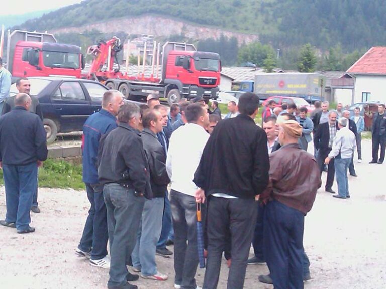 Bivši radnici “Vektre Jakić” i dalje sprječavaju odvoz oblovine