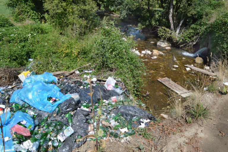 Deponija pivskih flaša iza ugostiteljskog objekta „Panta rei“