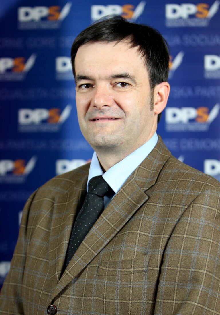 Dokoni poslaniče Bojoviću