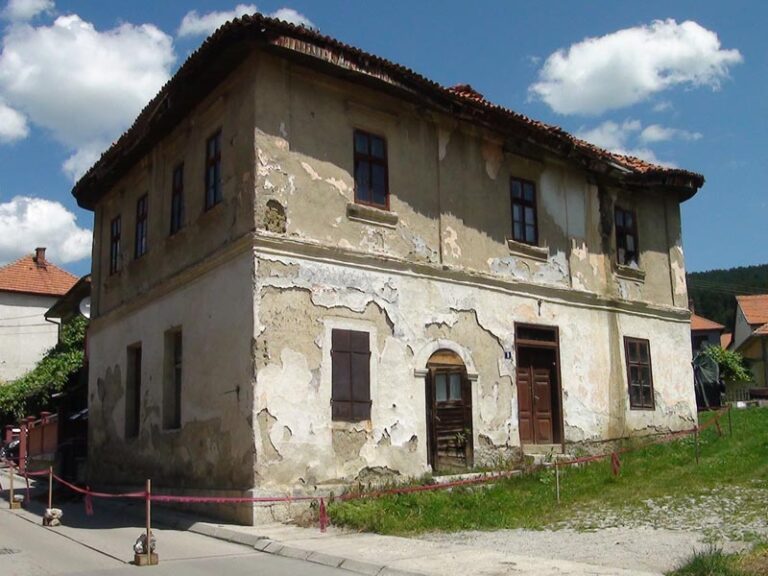 Urušava se kuća u ulici Tanasija Pejatovića