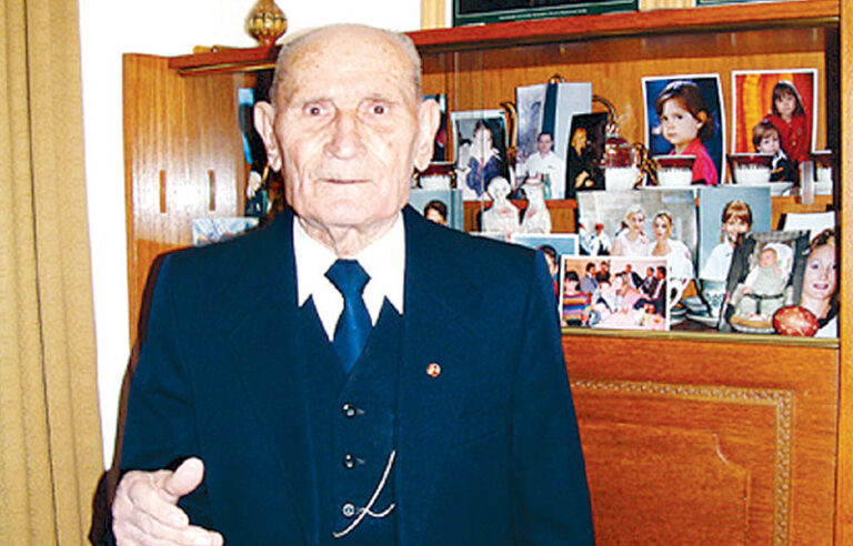 Deda Boža kosi u 106. godini
