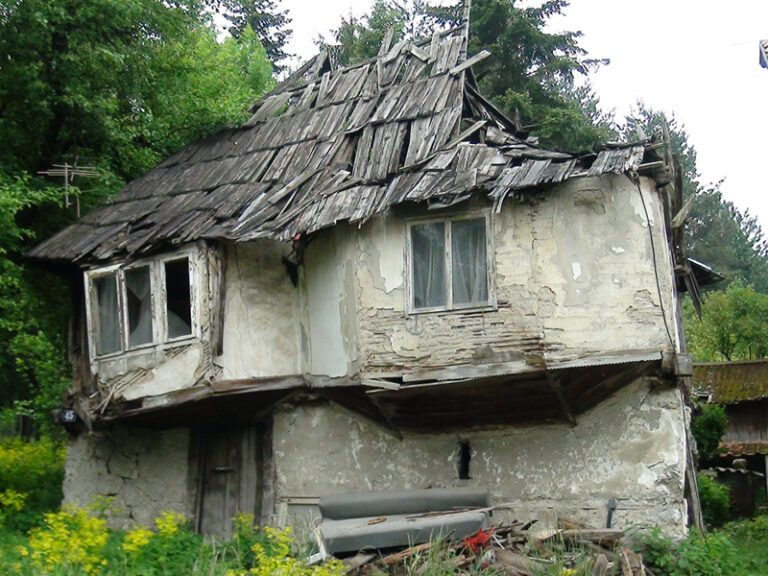 Ruši se deset starih kuća