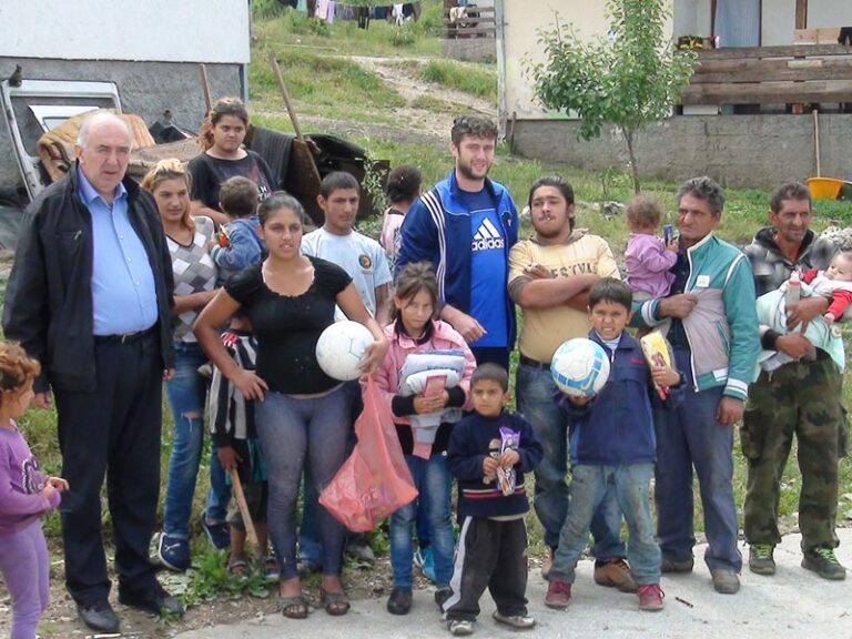 FK Breznica i Crveni krst poklonili lopte djeci u Romskom naselju na Trlici