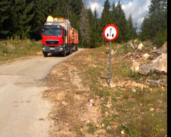 Šleperi sa građom uništavaju lokalane puteve