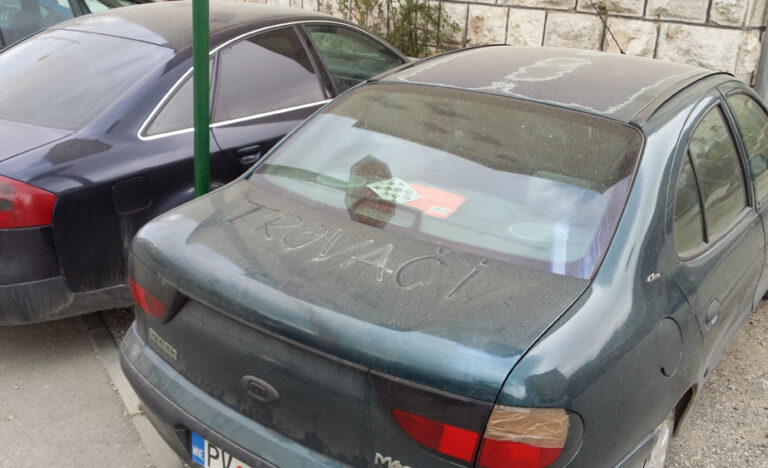 Na svakom koraku su vidljivi tragovi prašine