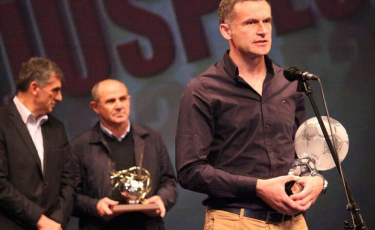 Mirko Marić na klupi Dečića