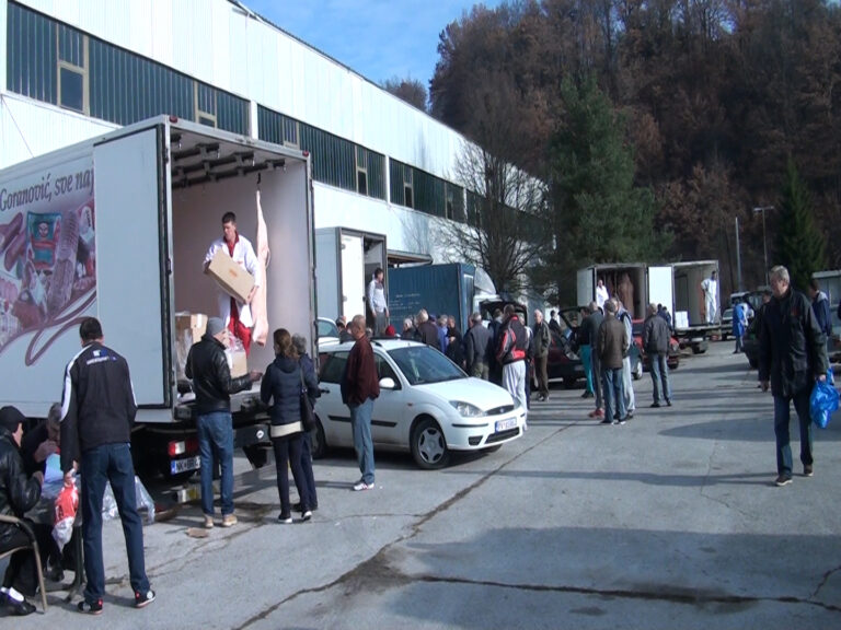 Oko 500 penzionera preuzelo mesne pakete