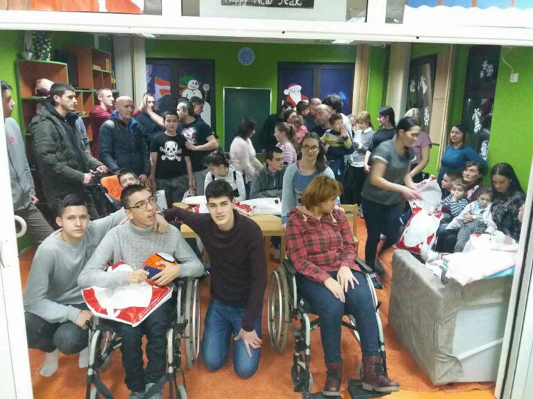 „Delije Pljevlja“ darivali djecu iz „Zračka nade“
