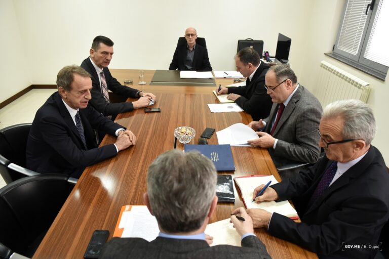 Simović: Vlada vrednuje realizovane investicije u Vektri Jakić, ali i očekuje izmirivanje obaveza