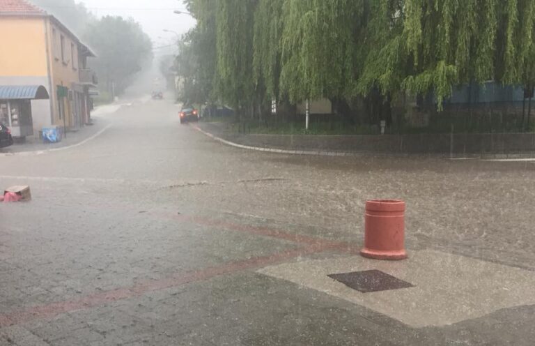 Pljevlja pogodio grad, kuća izgorjela od udara groma