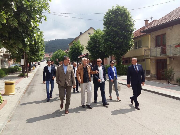 Predsjednik Opštine Mirko Đačić, razgovarao je danas sa građanima Pljevalja u glavnoj ulici