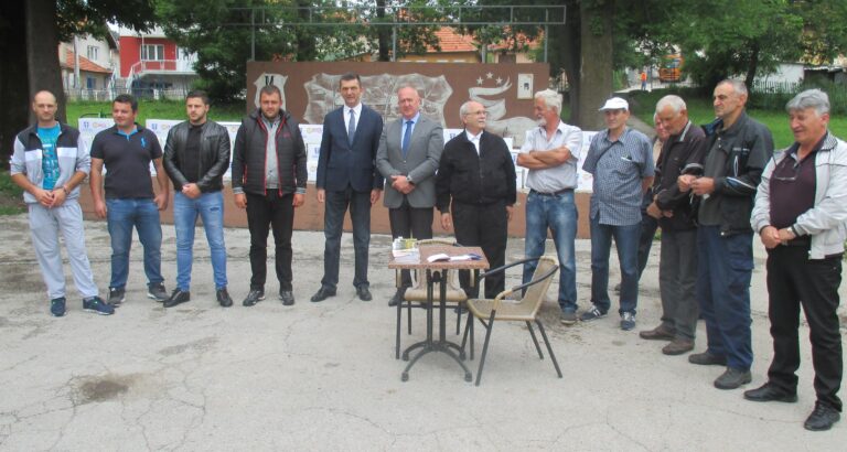 Izvršena podjela pčelinjih društava mladim pčelarima