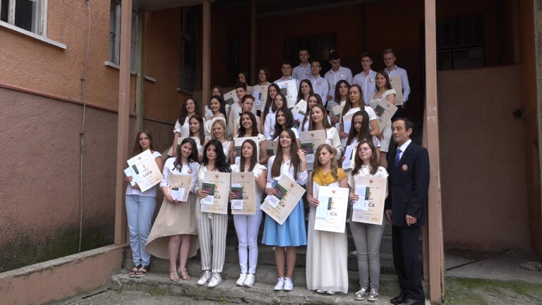 U Gimnaziji “Tanasije Pejatović” dodjeljene diplome “Luča”