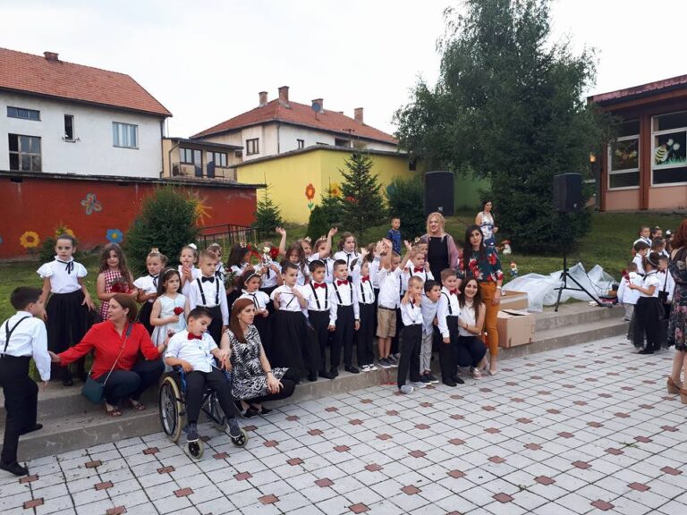 Oko 150 predškolaca vrtića “Eko bajka“ malom maturicom oprostilo se od vrtića i vaspitačica