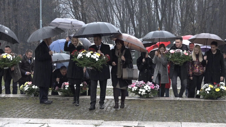 Položeni vijenci na spomenik na Stražici