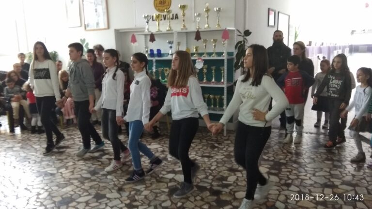 Novogodišnja priredba i dodjela poklon paketića u OŠ „Boško Buha“