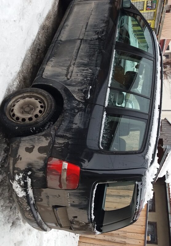 Snijeg sa krova zgrade oštetio automobil