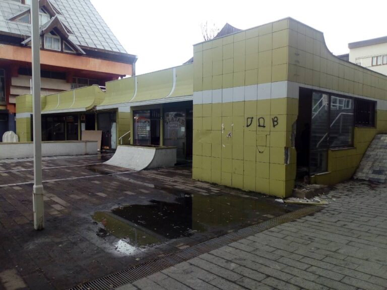 Počelo uklanjanje poslovnih prostora na Trgu Đordja Peruničića