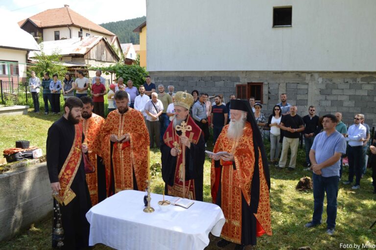 Služen parastos patrijarhu Varnavi