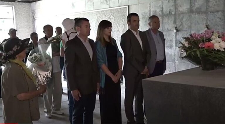 Povodom 13. jula dana ustanka i Dana državnosti Crne Gore brojne delegacije položile vijence na spomeniku na Stražici
