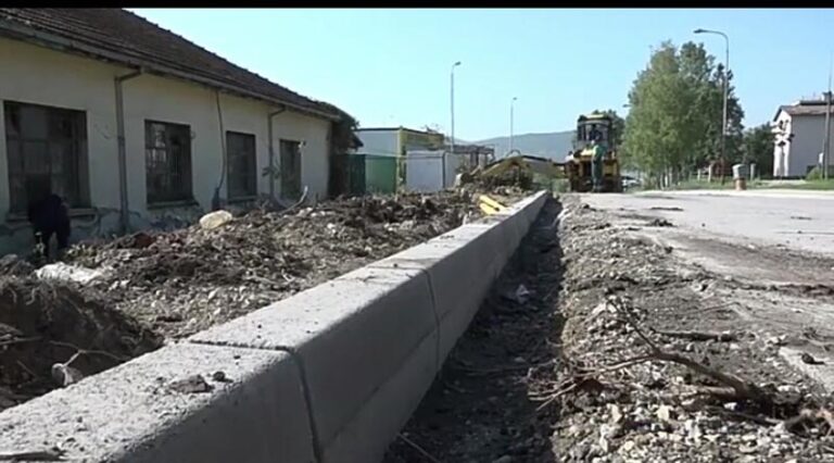 U TOKU SU RADOVI NA SANACIJI GRADSKIH TROTOARA