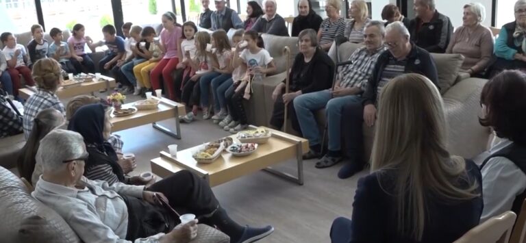 Međunarodni dan za stare u Pljevljima uveličali i mališani iz osnovnih škola