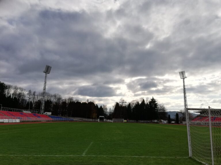 Reflektori na Gradskom stadionu/foto-video