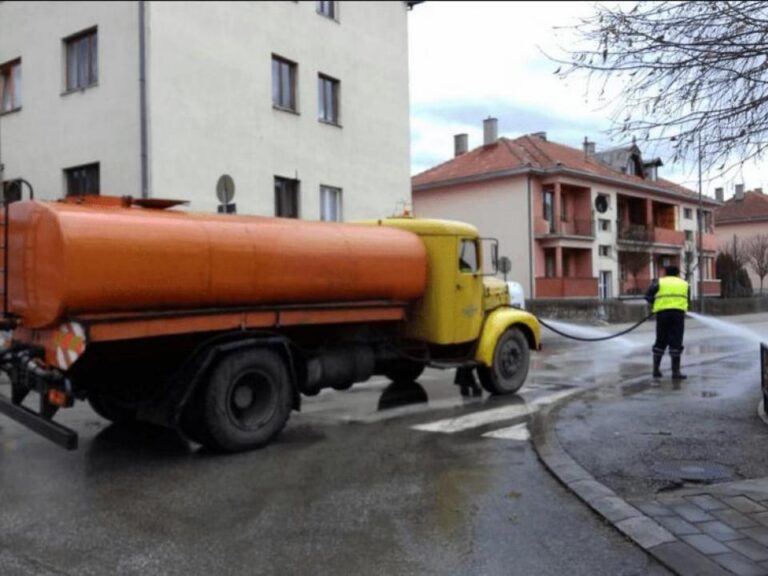Uklonili prljavštinu sa ulica i trotoara