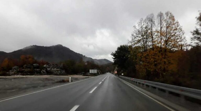 Na putevima na sjeveru poledica, oprezno vozite