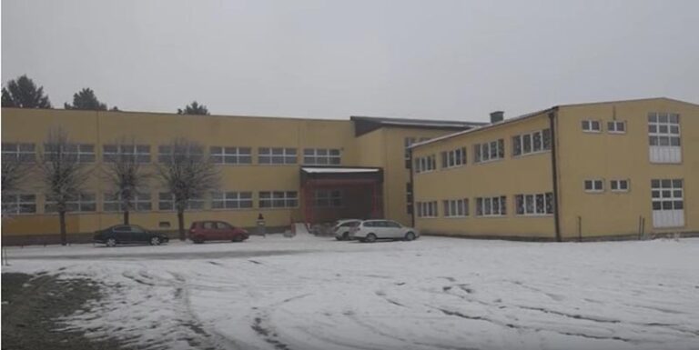 27. januara učenici osnovnih i srednjih škola u školskim klupama