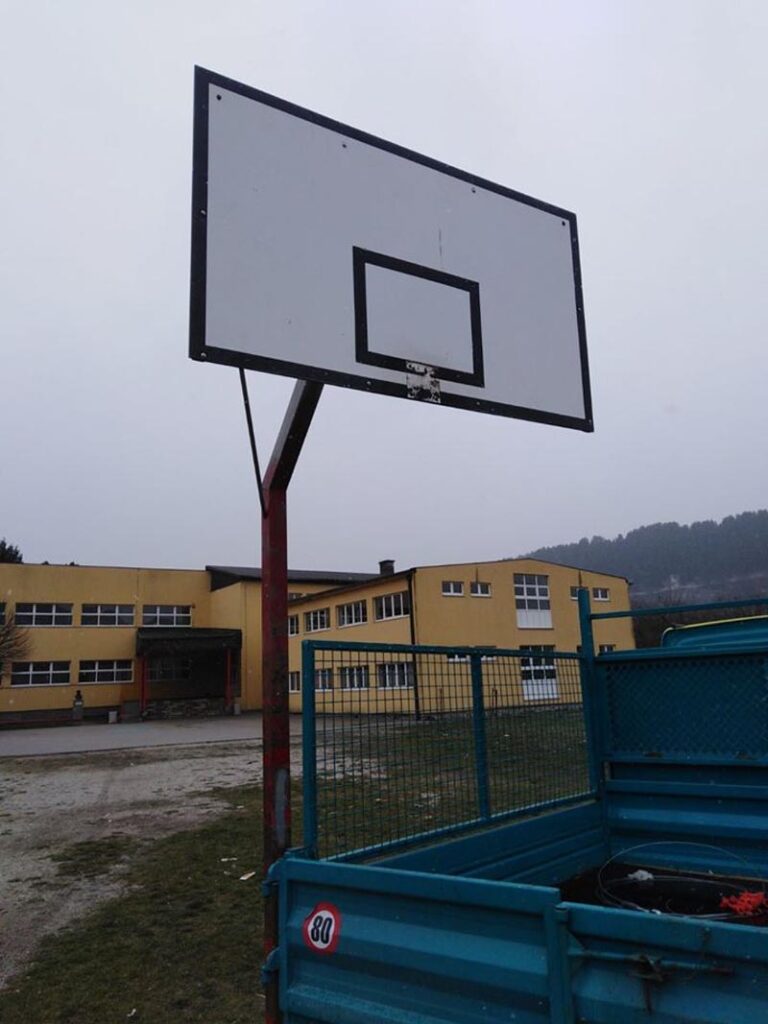 DOO “Čistoća” uklonila mobilijar sa sportskih terena