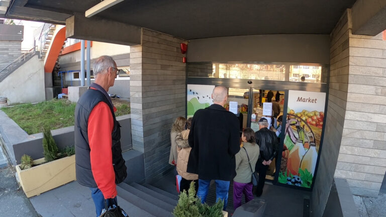 Redovi u marketima i apotekama/Video