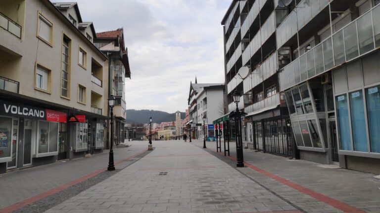 Zabranjenjne kućne posjete i boravak djece mlađe od 12 godina vani bez prisustva roditelja. Večernje šetanje kućnih ljubimaca do 60 minuta