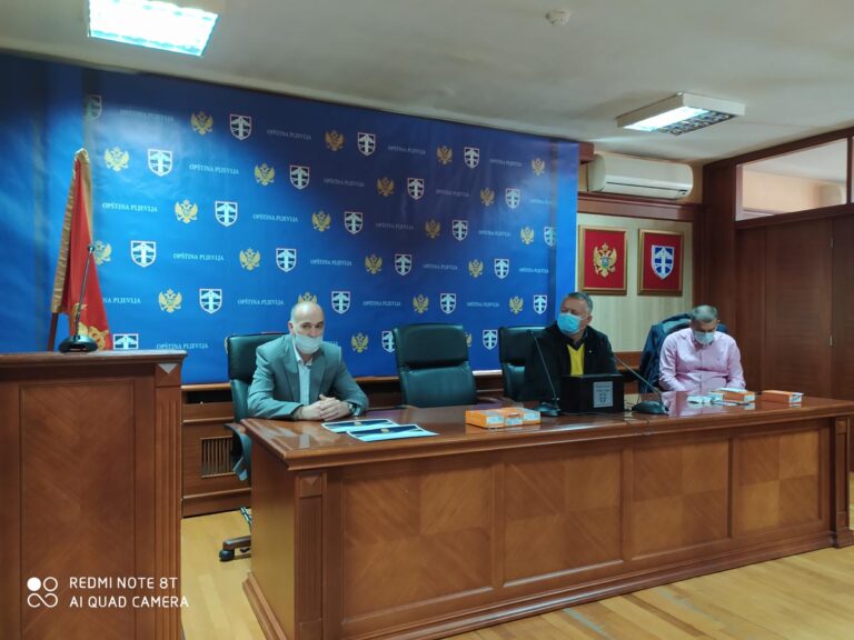 Rotary klub Pljevlja uručio 40 pametnih telefona učenicima sa seoskog područja