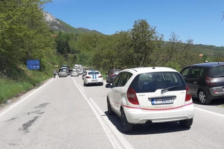 Znak protesta zbog hapšenja Joanikija: Građani blokirali magistralni put Berane-Andrijevica-Plav