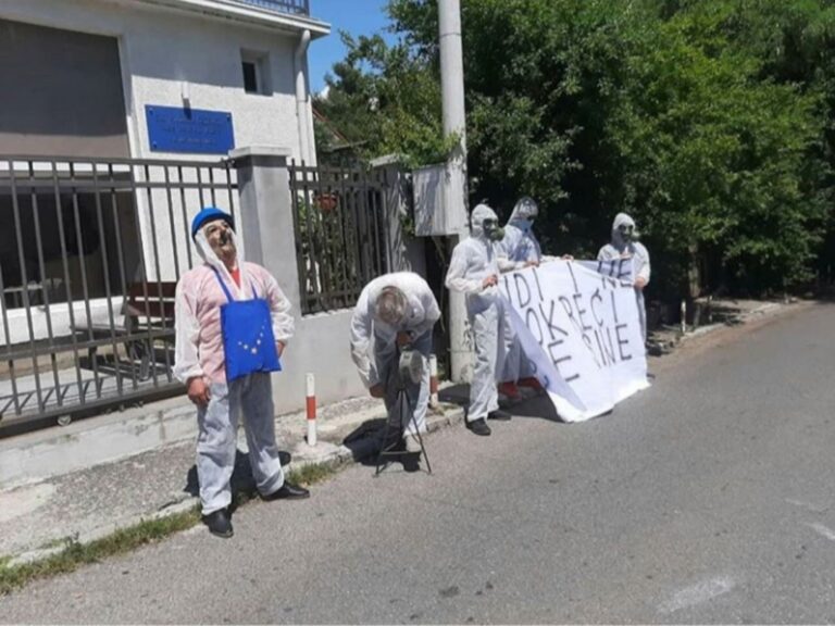 Mitrović Aivo Oravu – “ Idi i ne okreci se sine i dabogda te nase oci vise ne gledale“