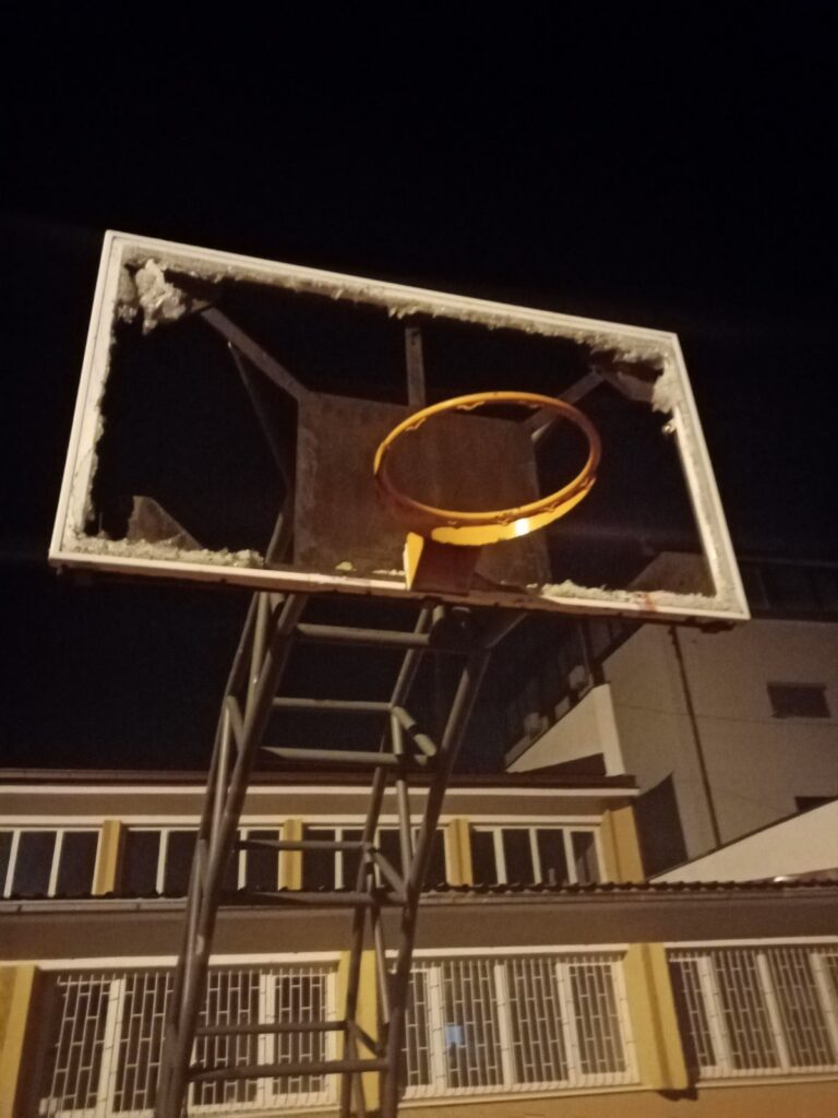 Kamenom razbijena košarkaška tabla na Gimnazijskom