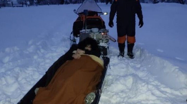 Pljevaljski vatrogasci motornim sankama evakuisali bolesnu djevojku