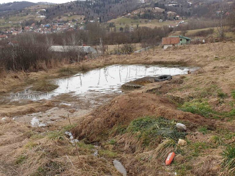 U Ševarima se izlile septičke jame, smeća na sve strane, a pored štale slažu gnojivo i ističe otoka