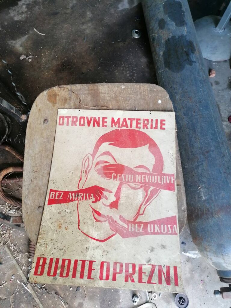 Otrovne hemikalije u ruiniranom i napuštenom magacinu „Vektre Optel“