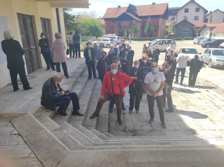 Gužve ispred punktova za vakcinaciju